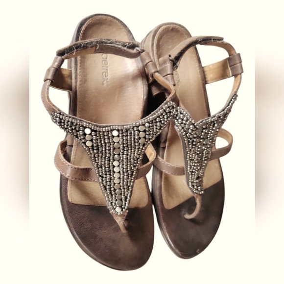 Aetrex Women's Chic Beaded Tan Leather Thong Velcro Closure Sandals Sz 38 - Picture 9 of 9